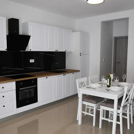 Ivano & Leo - Private Parking Apartman *