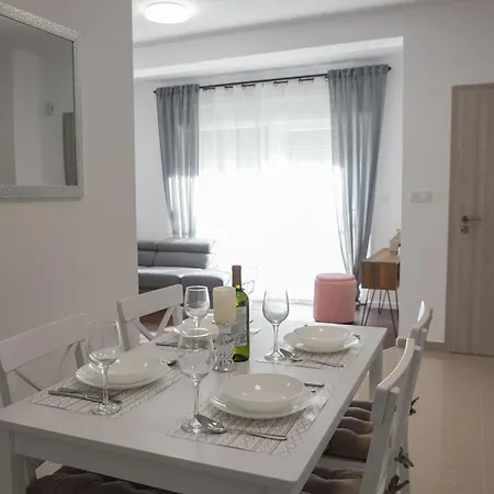 Ivano & Leo - Private Parking 扎达尔